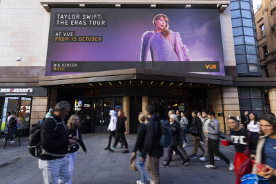 Begeisterung auch in Großbritannien: Das Vue West End am Londoner Leicester Square wirbt über dem Eingang für den Konzertfilm zu Taylor Swifts jüngste Tournee, "The Eras Tour", der auf einer Großleinwand gezeigt wird. Wie das Promiportal «People» und die Branchenblätter «Variety» und «The Hollywood Reporter» unter Berufung auf Zahlen der weltgrößten Kinokette AMC berichteten, spielte der Streifen am Startwochenende 95 bis 97 Millionen Dollar in Nordamerika ein.