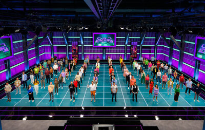 100 Kandidatinnen und Kandidaten als Spielfiguren im neuen TV-Quiz "The Floor".