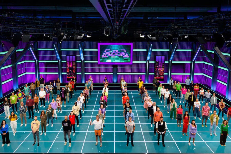 100 Kandidatinnen und Kandidaten als Spielfiguren im neuen TV-Quiz "The Floor".