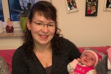 Thea ist die erste Hainichenerin 2022 - Thea Napiralla mit ihrer Mutter Sarah. Die erstgeborene Hainichenerin 2022 ist im Ortsteil Berthelsdorf zu Hause. 