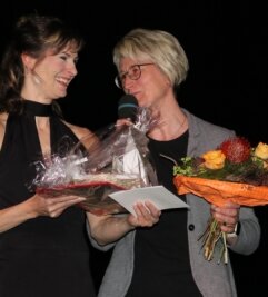 Theater: Abschied von alter "Chefetage" - Sandra Kaiser (rechts) verabschiedet Annett Göhre. Neben einem Blumenstrauß gab es auch ein Gläschen prämierter Marmelade aus einer Zwickauer Kaffeemanufaktur. 