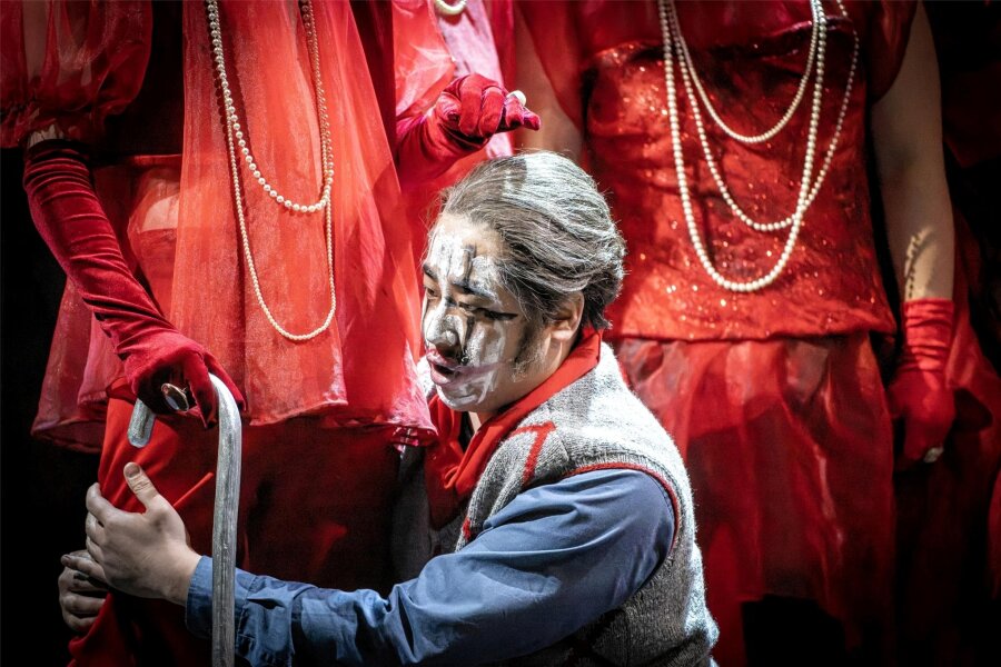 Theater Freiberg: Beomseok Choi vom „Opernfreund“ als bester Nachwuchssänger bezeichnet - Beomseok Choi – hier in „Rigoletto“ – wurde im „Opernfreund“ als „Nachwuchssänger des Jahres“ benannt.