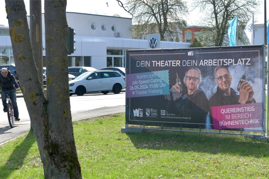 Theater Freiberg: So lief das erste Speed-Dating - Wie lief das erste Speed-Dating am Mittelsächsischen Theater in Freiberg? Hier ein Werbeaufsteller am Südkreuz in Freiberg.