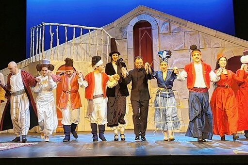 Theater führt in Zwickau armenisches Märchen auf - Das Theater-Ensemble des Märchenstücks "Nachtigall Tausendtriller". 