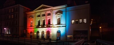 Theater in Annaberg-Buchholz leuchtet für den Frieden - Das Theater in Regenbogenfarben. 