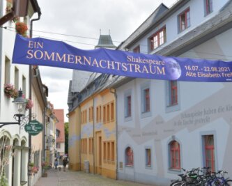 Theater kennt keine Ferien - In diesem Sommer spielt das Mittelsächsische Theater durch. Hier das "Sommernachtstraum"-Banner am Freiberger Haus.