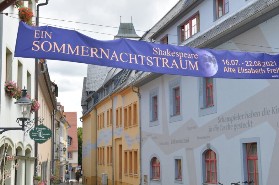 Theater kennt keine Ferien - In diesem Sommer spielt das Mittelsächsische Theater durch. Hier das "Sommernachtstraum"-Banner am Freiberger Haus.
