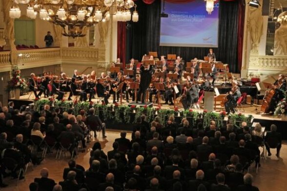Theater Plauen-Zwickau bleibt - aber Orchester soll schrumpfen - Um wirtschaftlich zu bleiben, soll das Philharmonische Orchester Plauen-Zwickau frühestens ab Januar 2021 von derzeit 66 auf 56 Musikerplanstellen reduziert werden. 