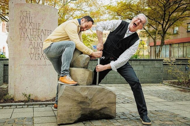 Theater Plauen-Zwickau: Eine besondere Werbekampagne sorgt für Aufsehen - Generalmusikdirektor Leo Siberski und Operndirektor Horst Kupich versuchen mit aller Kraft ihr Glück. 