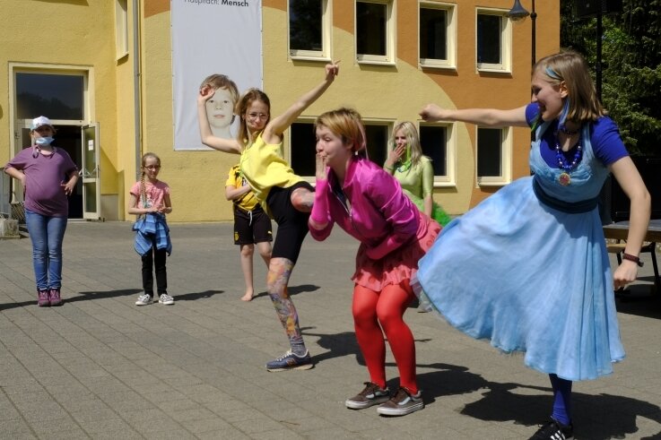 Theater: Profis arbeiten mit Kindern - Mitarbeiter der Theaters Plauen-Zwickau brachten mit Kindern der Montessori Grundschule Limbach ein Stück auf die "Bühne".