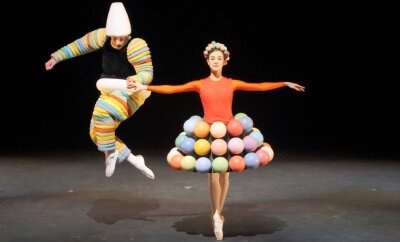 Theater und Tanz überschreiten Genregrenzen - Das Bayerische Juniorballett München tanzt Oskar Schlemmers "Triadisches Ballett" in den vom Bauhaus-Meister entworfenen Kostümen. 