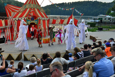 Theater verabschiedet sich von der Seebühne mit Zirkusmärchen - Etwa 200 Besucher sind am Sonntagnachmittag zur letzten Vorstellung auf der Seebühne gekommen.