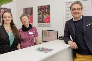 Freuen sich über das neue Büro: Maria Schubert und Elisabeth Voigt vom Besucherservice und Intendant Moritz Gogg (von links). 