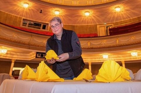Theaterball soll eine runde Sache werden -  Kathleen Waldenburger, Inhaberin des Landgasthofs Königswalde, hat damit begonnen, auf der großen Bühne des Vogtlandtheaters die Tische einzudecken und zu schmücken.