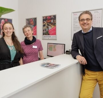 Freuen sich über das neue Büro: Maria Schubert und Elisabeth Voigt vom Besucherservice und Intendant Moritz Gogg (von links). 