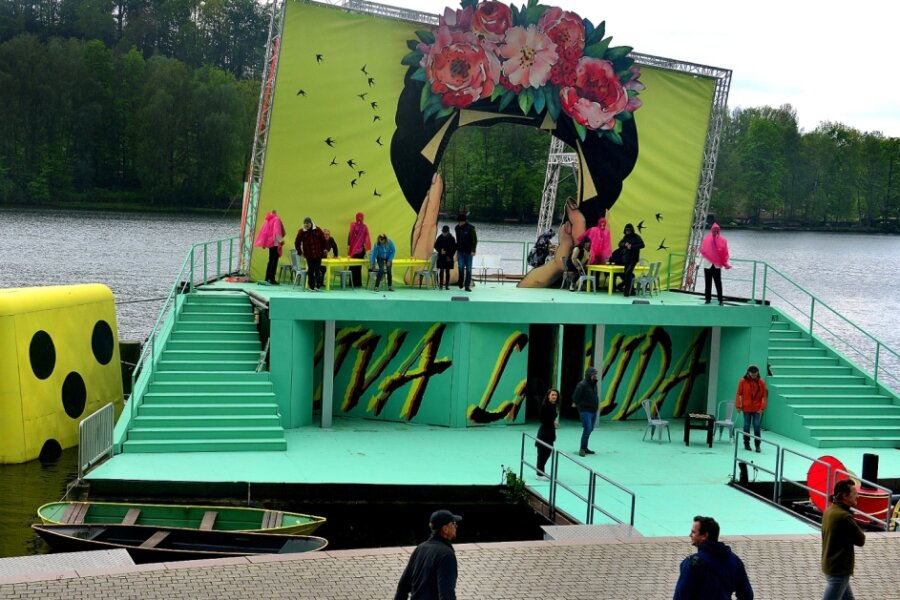 Theaterleute wollen ab Juni Fahrt aufnehmen - Die Proben im fast fertigen Bühnenbild von "Die Czárdásfürstin" auf der Seebühne der Talsperre Kriebstein laufen.
