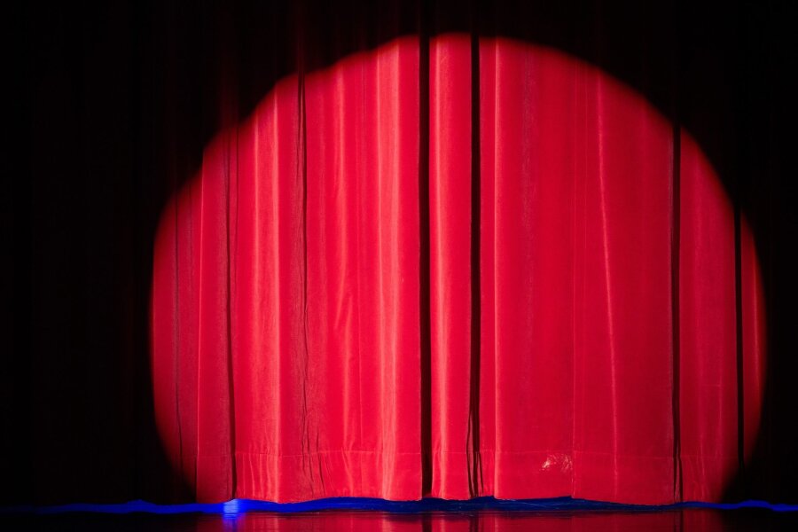 Theatertreffen soll Vielfalt der Theaterlandschaft zeigen - Ein Scheinwerfer erhellt den Vorhang auf einer Bühne.