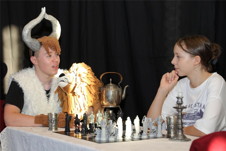 Theaterverein Spielfreunde: Wie die schöne Aljona ihren Traumprinzen findet - Das Biest (Jamie Weber) und die schöne Aljona (Ronja Matznohr) treffen sich zum Schachspiel.