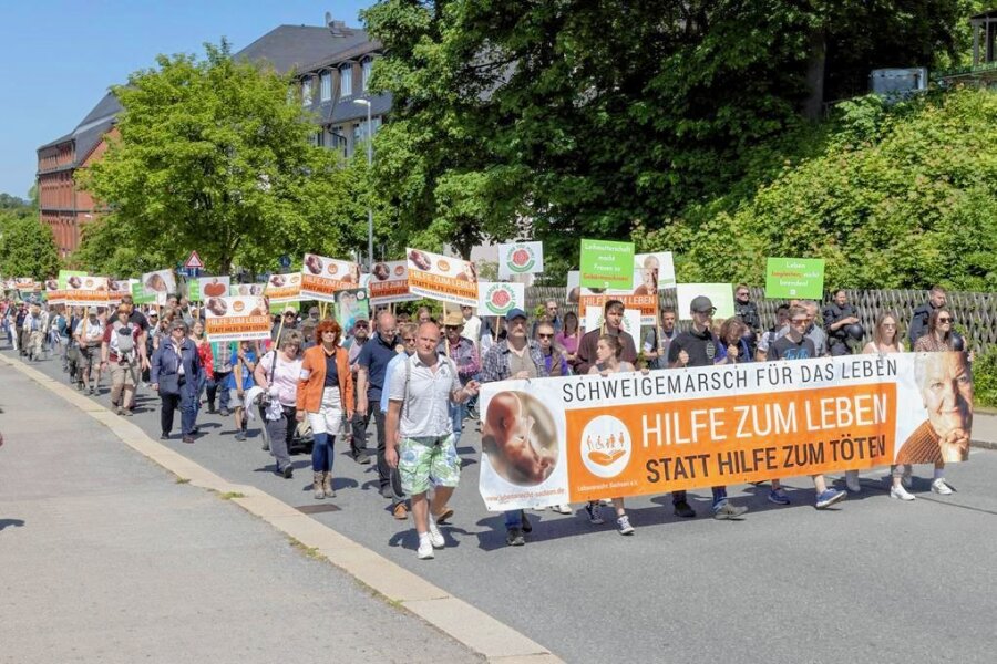 Thema Abtreibung: Protest-"Wahnsinn" im Erzgebirge - Die Polizei schätzte 200 bis 250, die Veranstalter zählten gut 300 Teilnehmer am Schweigemarsch für das Leben in Annaberg-Buchholz am Sonnabend. 