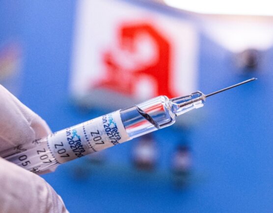 Thema Impfen: Apotheker zwischen Aufbruch und Skepsis - Apotheken übernehmen in der Coronapandemie immer mehr Aufgaben. Nach dem Ausstellen von Impfzertifikaten und Testangeboten sollen sie nun auch impfen. 