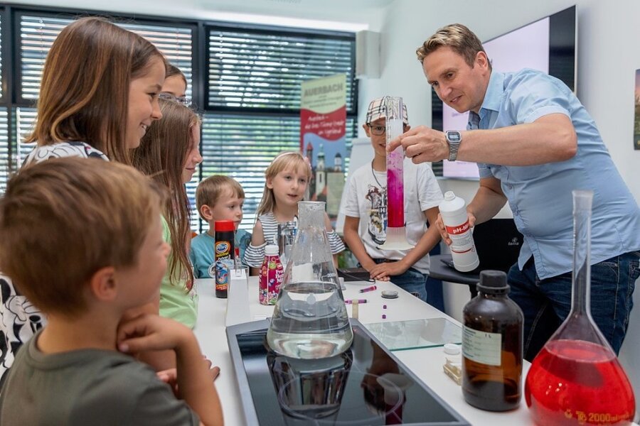Marcel Stangl von einer Kirchberger Firma erklärt den Kindern den pH-Wert und wie man ihn ermitteln kann.