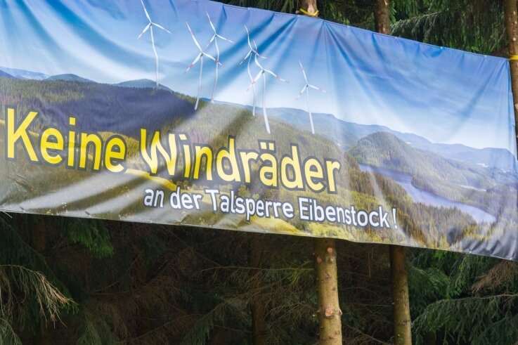 Mit dem Transparent "Keine Windräder an der Talsperre Eibenstock" wurde 2015 in Hundshübel gegen die Windkraft protestiert. 