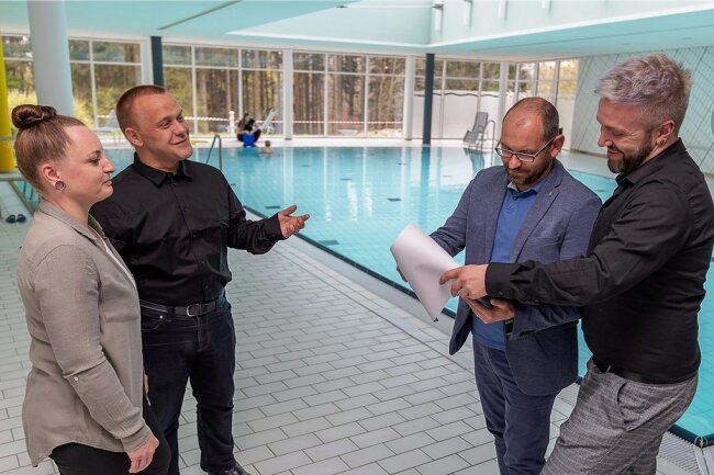 Die Geschäftsführung der Green Healthservice gGmbH im Schwimmbad des Gesundheitszentrums, von links Anika Schörner-Conradi, Benjamin Ludwig, Chris Conradi und Robert Werner. 