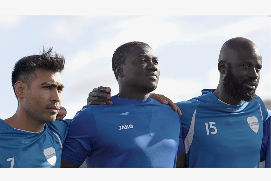 Mahdi, Paul und Momo (von links) vom Sportverein Blau-Weiß Grana. Sie stehen im Mittelpunkt einer MDR-Doku. 
