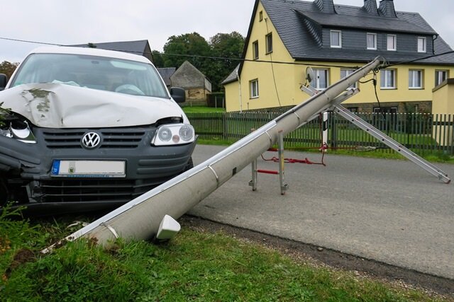 Thierfeld: Auto prallt gegen Strommast - 