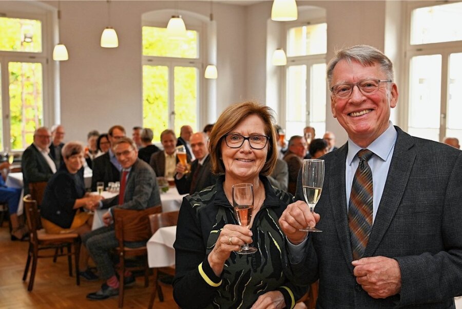 Thomas Eulenberger, früherer Bürgermeister von Penig, feiert 70. Geburtstag - Hatte am Sonntag gut Lachen: Thomas Eulenberger, hier mit seiner Frau Helga, stieß mit seinen Gästen mit einem Glas Sekt im Schützenhaus in Penig auf seinen 70. Geburtstag an. 