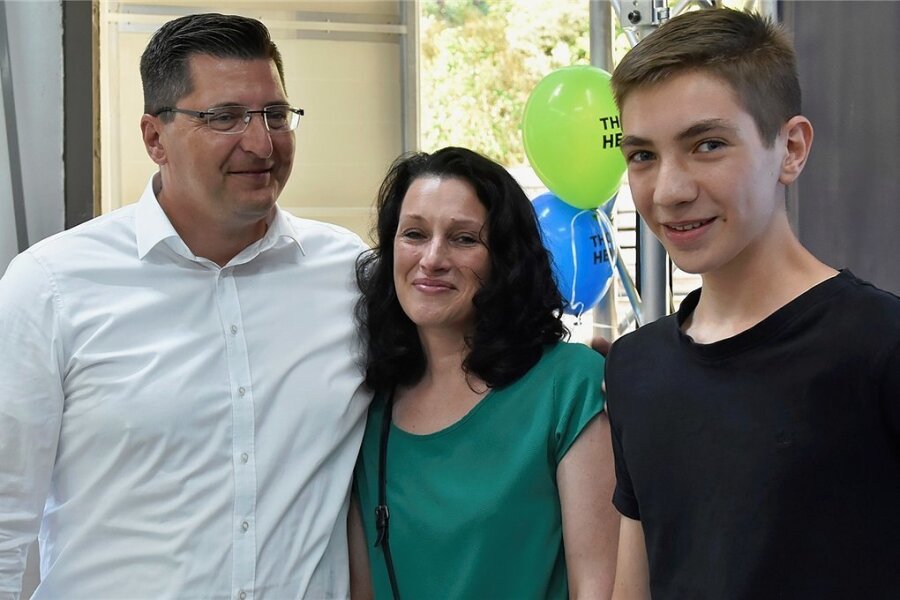 Die Familie gehörte zu den ersten Gratulanten: Thomas Hennig mit seiner Frau Nadine und Sohn Sebastian bei der Wahlparty in Klingenthal. 