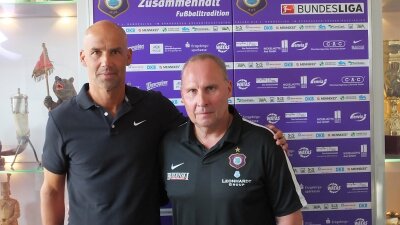Thomas Letsch neuer Trainer bei Erzgebirge Aue - Cheftrainer Thomas Letsch (links) mit Präsident Helge Leonhardt.