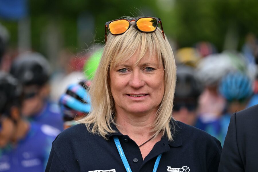 Thüringen-Rundfahrt der Frauen mit vielen Top-Stars - Vera Hohlfeld, Tour-Direktorin steht im Startbereich beim Rennen über 153,5 Kilometer Rund um Gera.