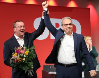 Thüringens Innenminister Maier ist SPD-Spitzenkandidat - Boris Pistorius (l, SPD), Bundesverteidigungsminister und Georg Maier (SPD), Innenminister von Thüringen und SPD Landesvorsitzender winken auf der Landesdelegiertenkonferenz der SPD.