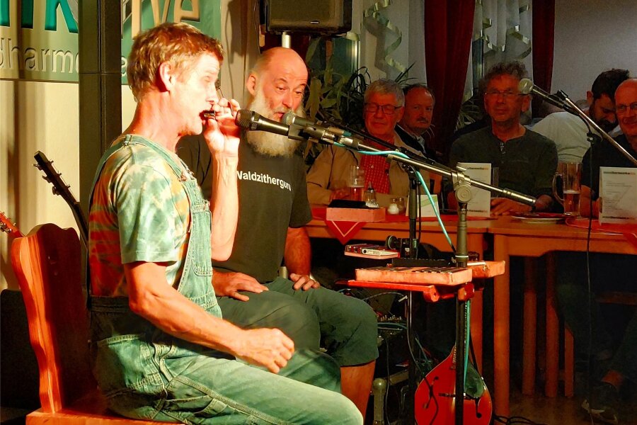 Thüringer Folkmusiker „Doc Fritz“ widmet sich dem vogtländischen Musikerbe - Doc Fritz alias Tim Liebert (rechts) und Holger „Josa“ Sauerbrey im Ferienhotel Zwotatal.