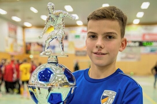 Thüringer Talente triumphieren in der Silberstadt - Elia Zimmermann durfte am Ende stolz den Pokal in der Grubehalle präsentieren. Der Jenaer Kapitän wurde zudem als bester Torschütze ausgezeichnet. 