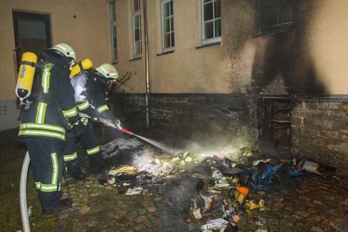Thum: Brandstiftung - Feuer vorm Kirchgemeindehaus - 