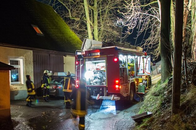 Thum: Holzlager in Flammen - Im Einsatz waren die Feuerwehren aus  Thum, Jahnsbach und Herold.