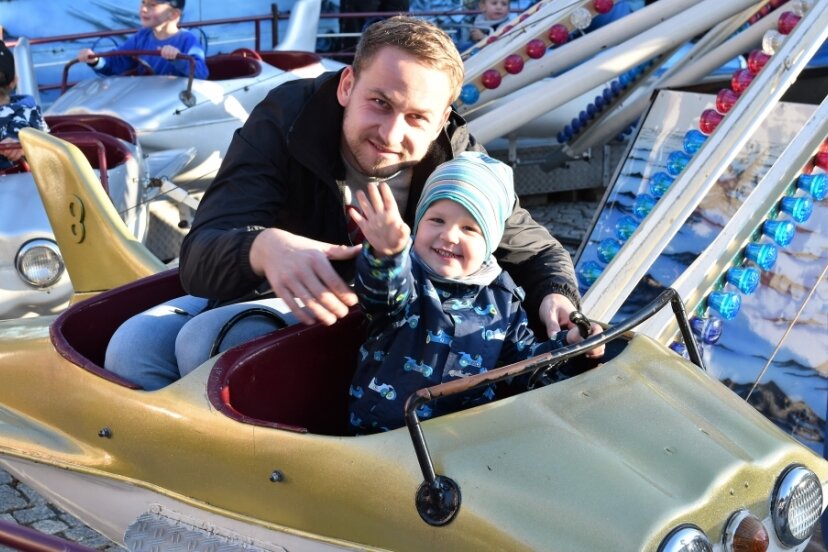 Thumer genießen bei Herbstsonne Kirmes - Der Thumer Simon Schubert hatte beim Babyflug-Fahrgeschäft mit seinem Sohn Alfred viel Spaß. 