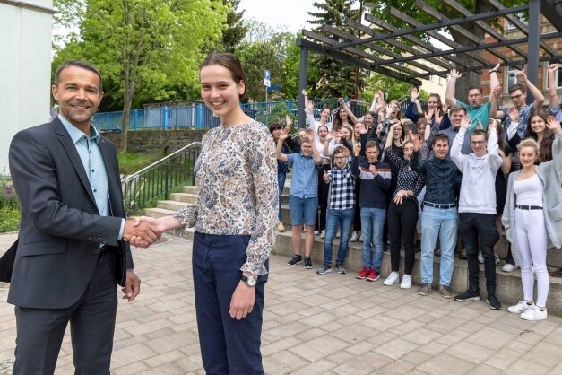 Thumer Gymnasiasten holen ersten Preis - Stefan Schelter, Filialleiter der Volksbank Erzgebirge in Gelenau, war am Montag der Überbringer der Schecks über 1000 Euro. Er gratulierte stellvertretend Elsa Nienhagen aus Burkhardtsdorf. 