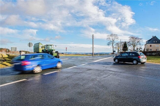 Thumer Kreuz: Ortsverbindung bis in den Juni gesperrt - Die Straße zwischen Thumer Kreuz (Foto) und Ortslage Thum wird ab Dienstag gesperrt. 