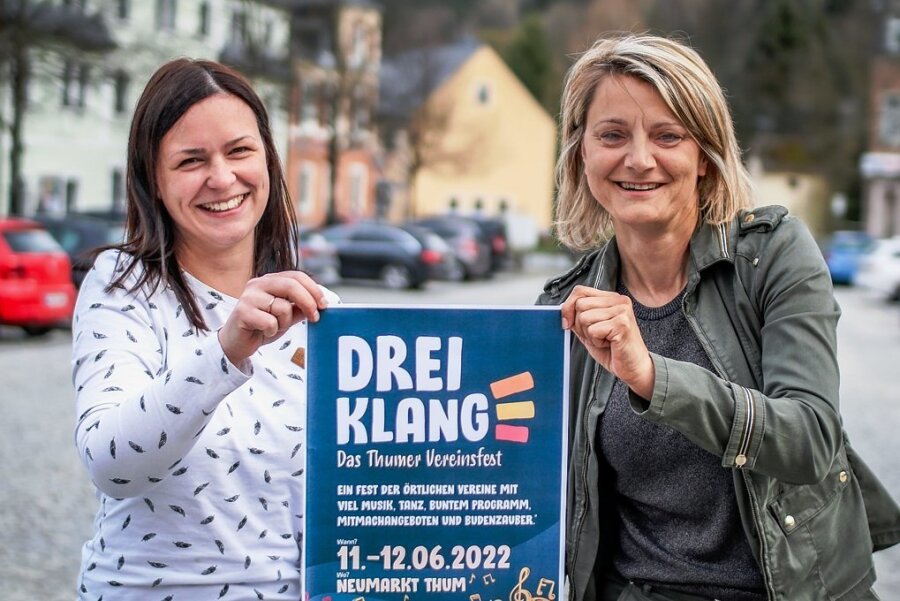 Britt Anger (r.) als Vorstandsvorsitzende des Vereins Jugendblasorchester der Stadt Thum und die ehrenamtliche Programmplanerin Claudia Haase freuen sich auf "Dreiklang". 