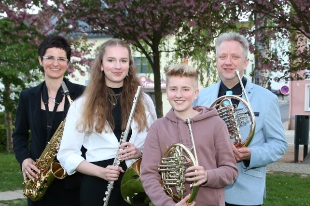 Eine ganze Familie im Takt der Musik: Mutter Claudia, Tochter Maja, Sohn Theo und Vater Andreas (von links). 