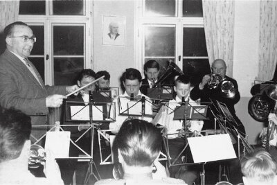 Thumer Orchesterverein ruft Ehemalige zum Treffen - So fing alles an: Ein Bild der ersten Orchester-Besetzung im Jahr 1961 unter Johannes Fritzsche. In Erinnerungen schwelgen werden die Teilnehmer des Treffens Mitte Mai in Thum ganz sicher. 