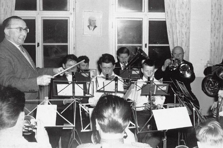 Thumer Orchesterverein ruft Ehemalige zum Treffen - So fing alles an: Ein Bild der ersten Orchester-Besetzung im Jahr 1961 unter Johannes Fritzsche. In Erinnerungen schwelgen werden die Teilnehmer des Treffens Mitte Mai in Thum ganz sicher. 
