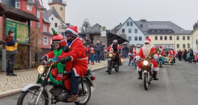 Thumer Weihnachtsmann-Parade der besonderen Art - Die Teilnehmer des 1. Thumer Rupprich-Hopp hatten sich bei ihrer Bekleidung für die kurze Rundfahrt viel einfallen lassen. 