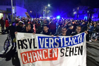 Ticker - Asyl: Kundgebung und Gegendemo in Freiberg - Etwa 600 Menschen beteiligten sich an der Demo "Asyl verstehen - Chancen sehen".