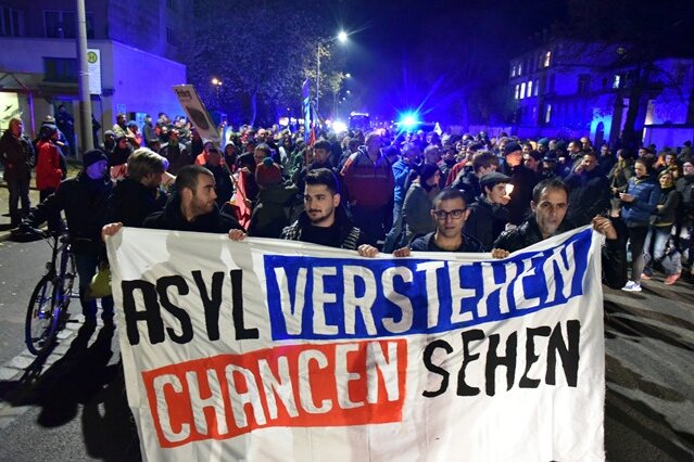Ticker - Asyl: Kundgebung und Gegendemo in Freiberg - Etwa 600 Menschen beteiligten sich an der Demo "Asyl verstehen - Chancen sehen".