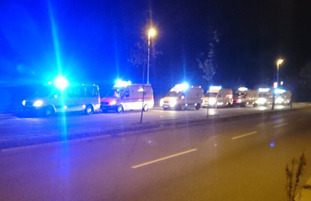 Einsatzkräfte des DRK auf Abruf an der Kreuzung Dresdner Straße/Frankenbeger Straße.