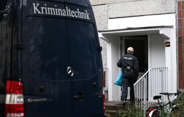 Polizei und Kriminaltechnik untersuchen eine Wohnung im Leipziger Stadtteil Paunsdorf.